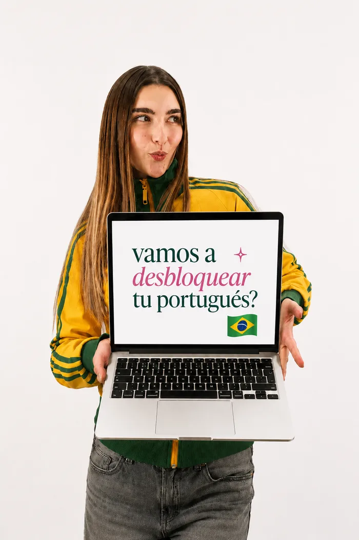 Amanda sosteniendo un portátil con la pregunta "¿vamos a desbloquear tu português?" en la pantalla