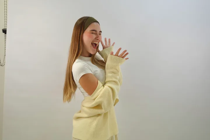 Amanda sorrindo e rindo, à vontade